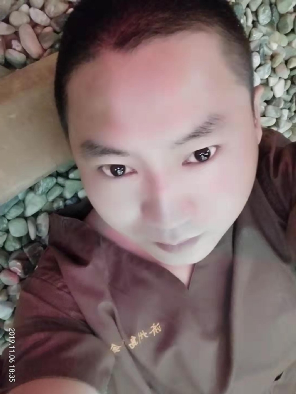 红枫叶的第一张照片--龙岩相亲服务中心
