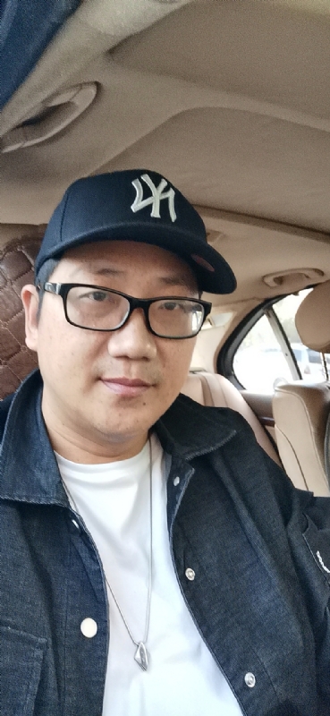 拥抱幸福的第一张照片--龙岩相亲服务中心