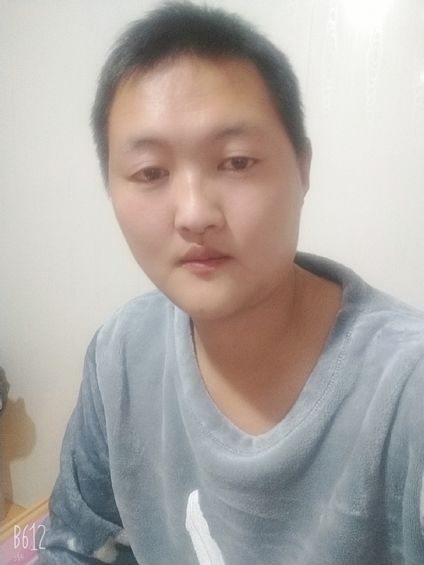 烟圈里透着伤的第一张照片--龙岩相亲服务中心