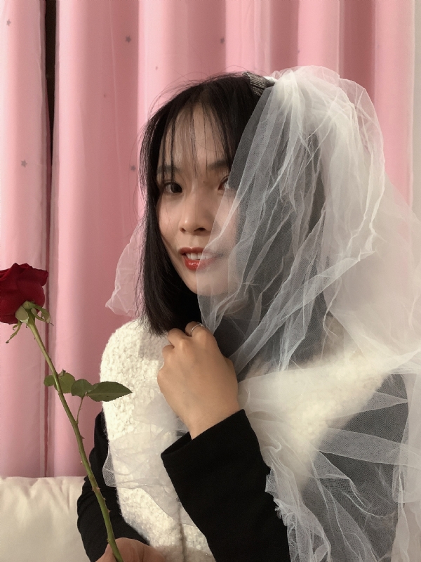 持紫菜包饭的女孩的第一张照片--龙岩相亲服务中心