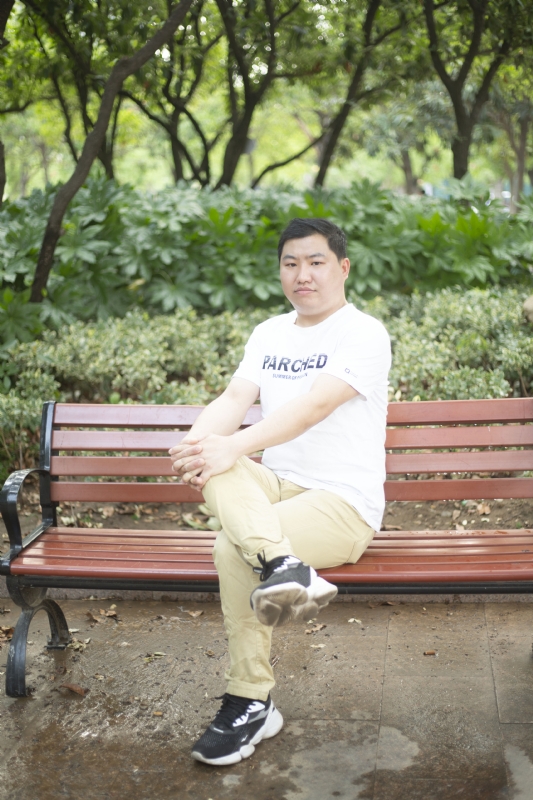 抱着鱼睡觉的猫的第一张照片--龙岩相亲服务中心