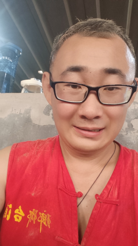 黑黑一笑的第二张照片--龙岩相亲服务中心